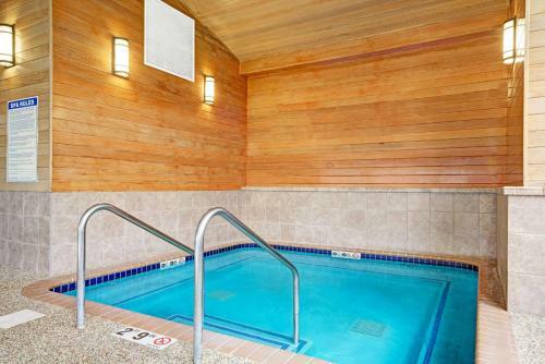 Hotel Super 8 By Wyndham Rogers Minnesota