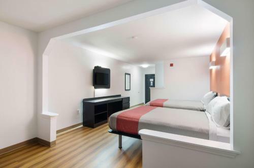 Hotel Deluxe Inn & Suites - Moss Point