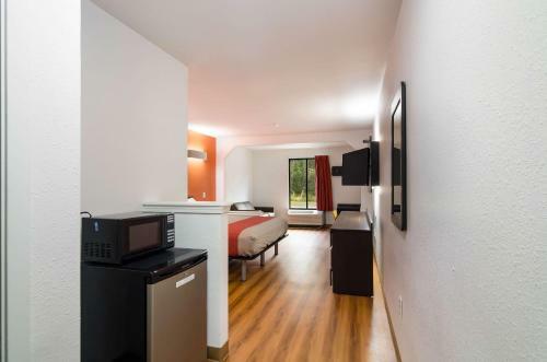 Hotel Deluxe Inn & Suites - Moss Point