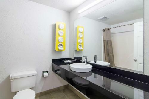 Hotel Deluxe Inn & Suites - Moss Point