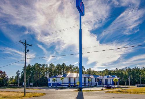 Hotel Deluxe Inn & Suites - Moss Point