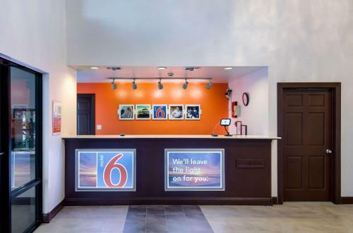 Hotel Deluxe Inn & Suites - Moss Point