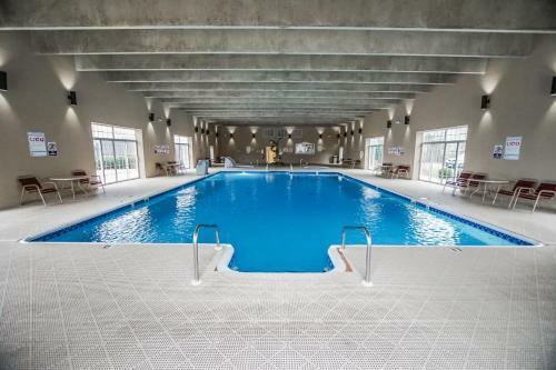 Hotel Surreys' Grand Crowne Resort