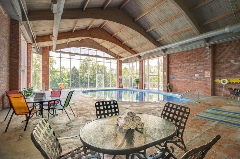 Hotel Southern Oaks Inn