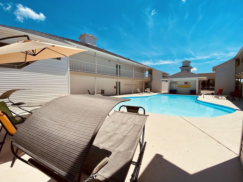 Hotel Southern Oaks Inn