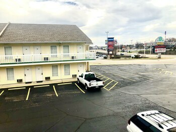 Motel Honeysuckle Inn & Conference Center