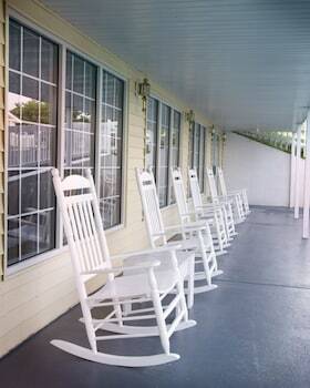 Motel Honeysuckle Inn & Conference Center