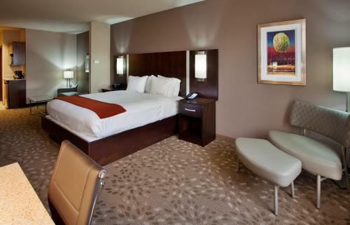 Holiday Inn Express Hotel And Suites Saint Robert