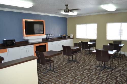 Hotel Countryside Inn & Suites