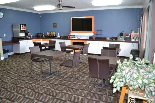 Hotel Countryside Inn & Suites