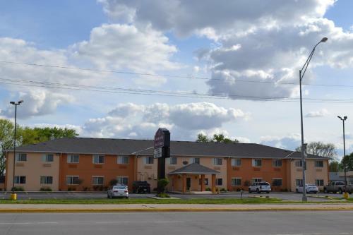 Hotel Countryside Inn & Suites