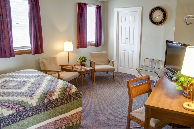 Colonial Motel