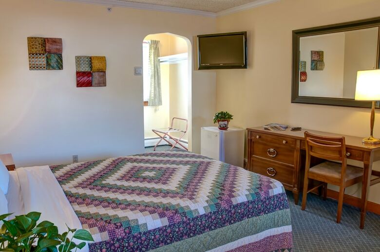 Colonial Motel
