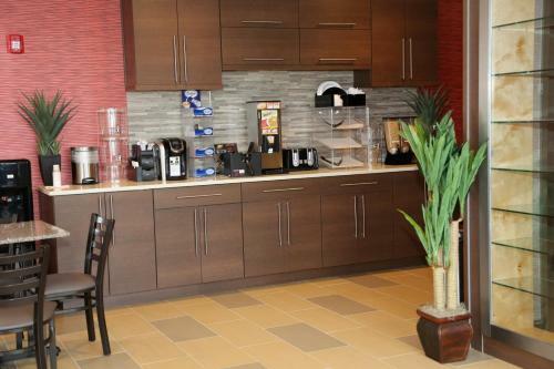 Hotel Red Carpet Inn Elmwood