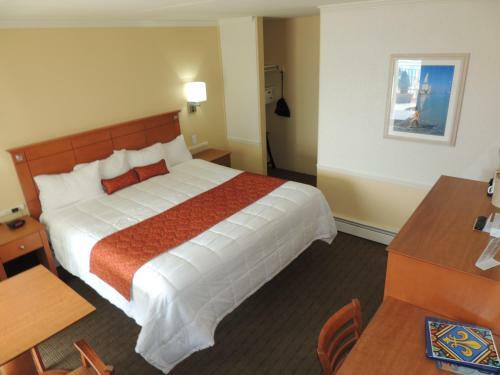 Fleur De Lis Beach Motel