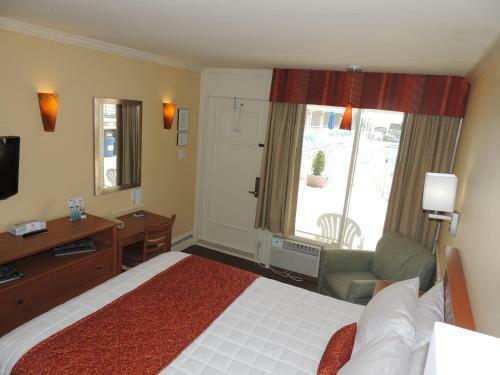 Fleur De Lis Beach Motel