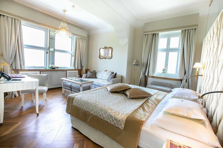 Hotel Schloss Monchstein