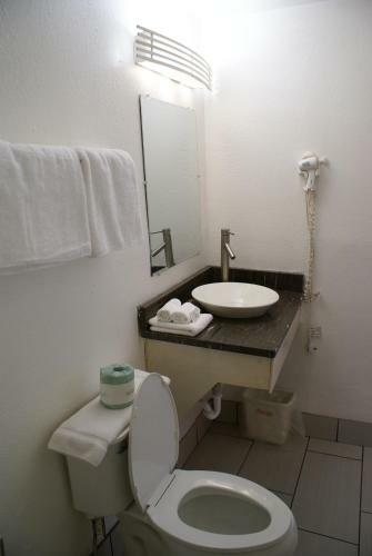 Whispering Pines Motel - Asheville