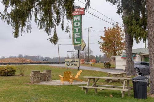 Whispering Pines Motel - Asheville