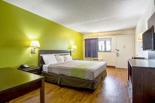 Motel Charlotte Plaza Inn