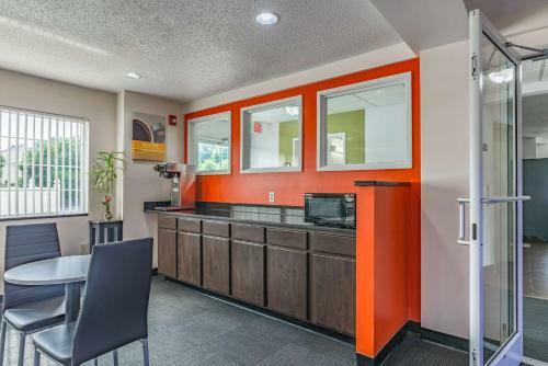 Motel 6 University