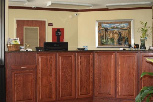 Motel Atkinson Inn & Suites