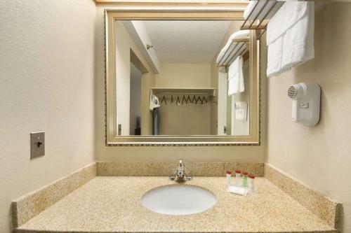 Hotel Ramada By Wyndham Raleigh
