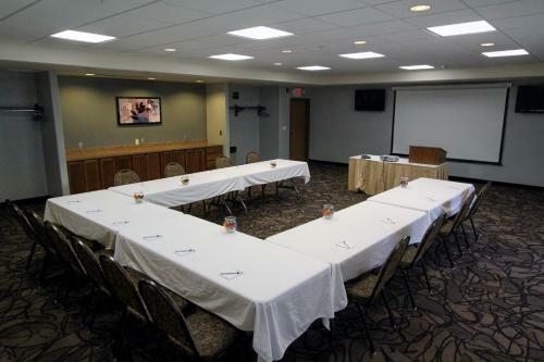 Hotel Expressway Suites Fargo