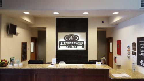 Hotel Expressway Suites Fargo