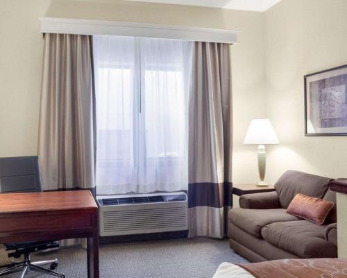 Hotel Comfort Suites Bismarck