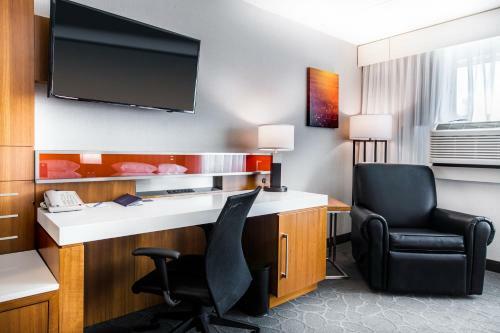 Hotel Ramada Plaza And Suites - Fargo