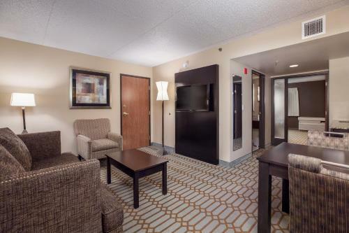 Hotel Ramada Plaza And Suites - Fargo