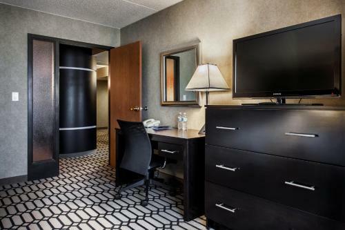 Hotel Ramada Plaza And Suites - Fargo