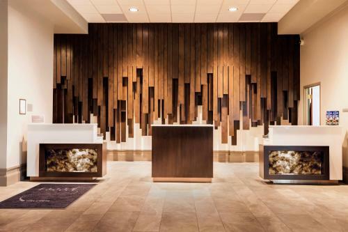 Hotel Ramada Plaza And Suites - Fargo