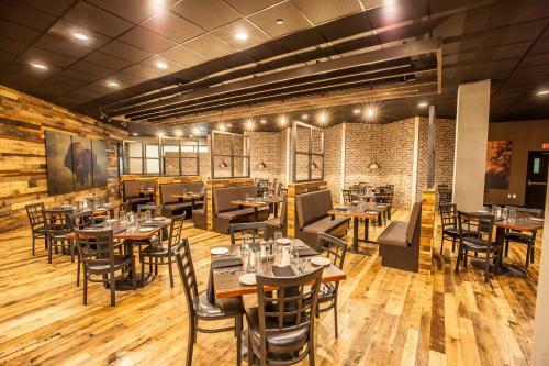 Hotel Ramada Plaza And Suites - Fargo