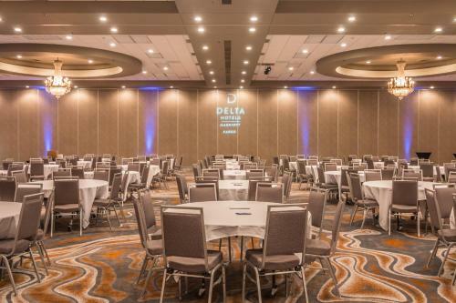 Hotel Ramada Plaza And Suites - Fargo