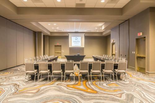 Hotel Ramada Plaza And Suites - Fargo