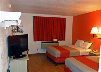 Motel 6 Fargo - North
