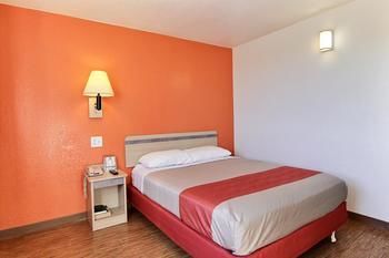 Motel 6 Fargo - North