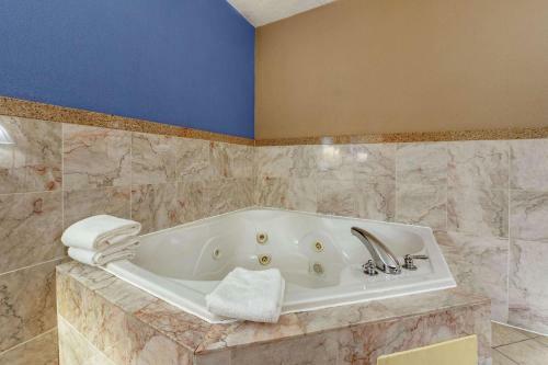 Hotel Days Inn & Suites Amish Country Lancaster