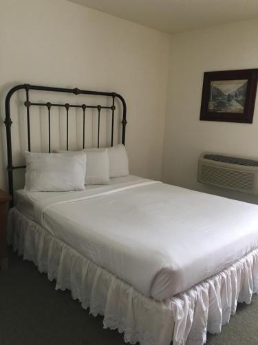 Motel All Suites Inn Budget Host
