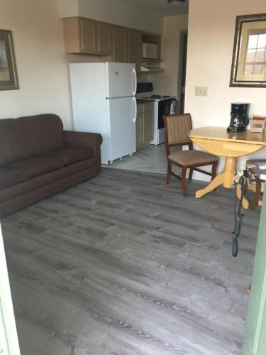 Motel All Suites Inn Budget Host