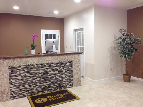 Motel All Suites Inn Budget Host