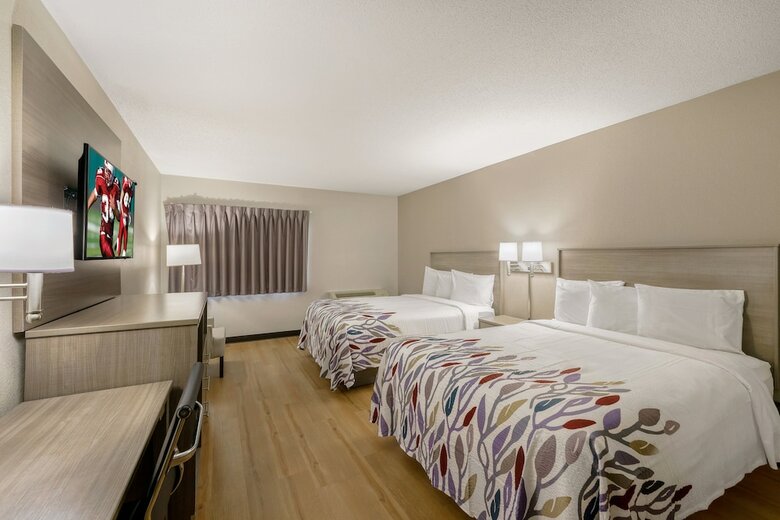 Hotel Ambassador Inn & Suites