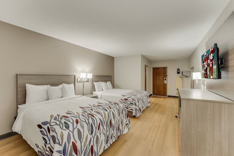 Hotel Ambassador Inn & Suites