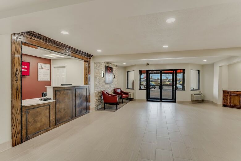 Hotel Ambassador Inn & Suites