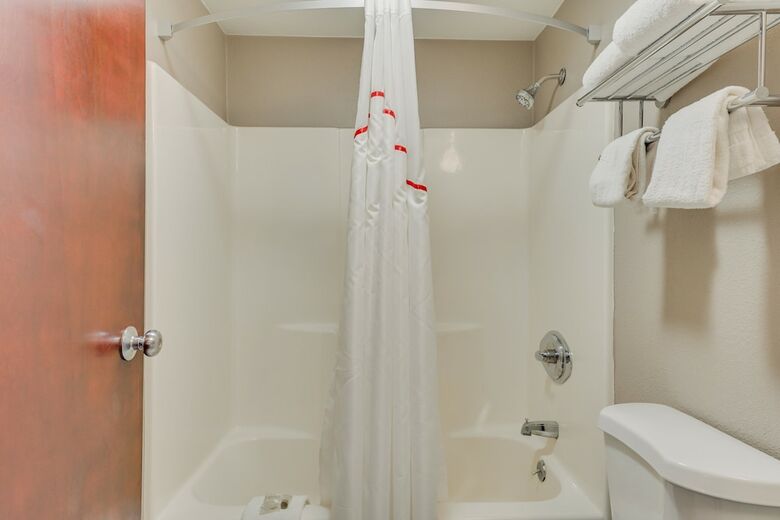 Hotel Ambassador Inn & Suites