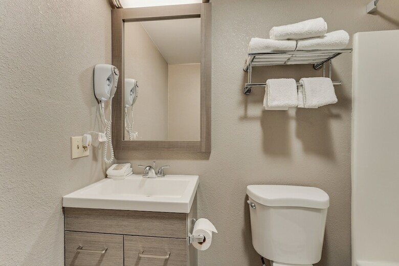 Hotel Ambassador Inn & Suites