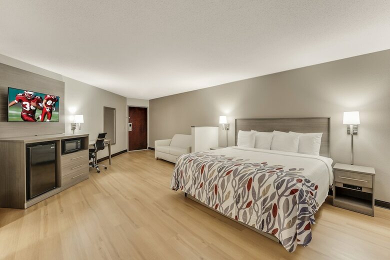 Hotel Ambassador Inn & Suites
