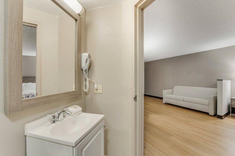 Hotel Ambassador Inn & Suites